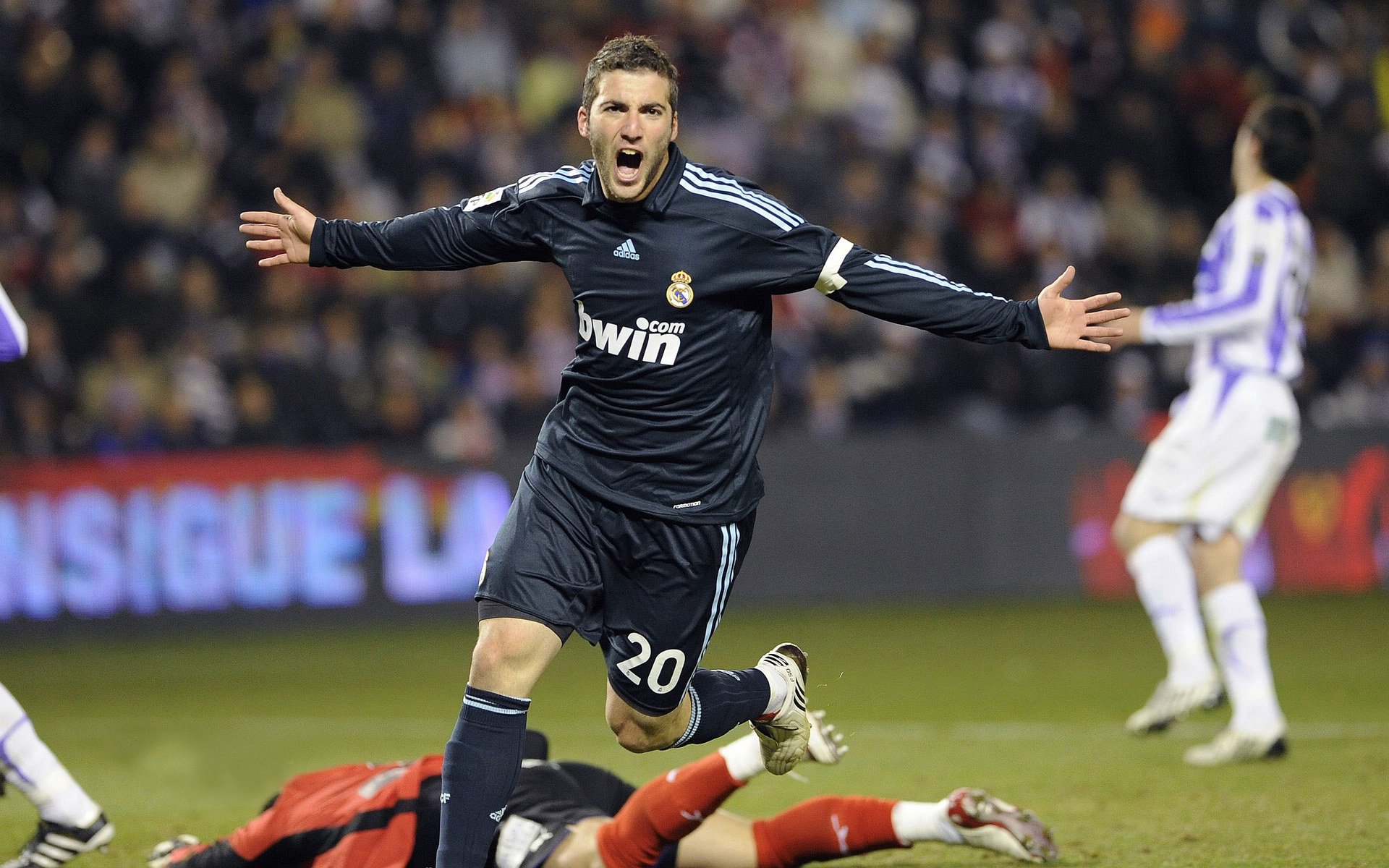 内维尔怒批曼联7400万新援!空门不进太拉胯,莱因克尔替他求情,内维尔wwe